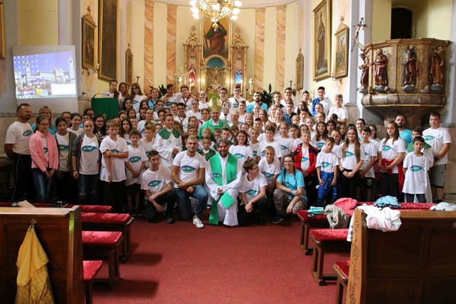 Biskup Josip Mrzljak slavio svetu misu s mladima uz završetak 6. ljetnog kampa u Ferdinandovcu